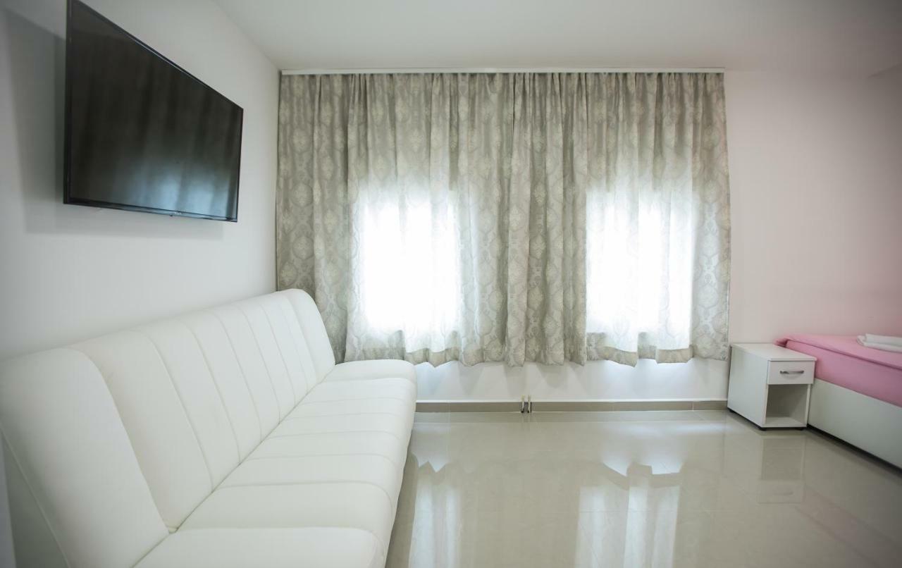 Pansion Kipovi Bed & Breakfast Tuzla Bagian luar foto