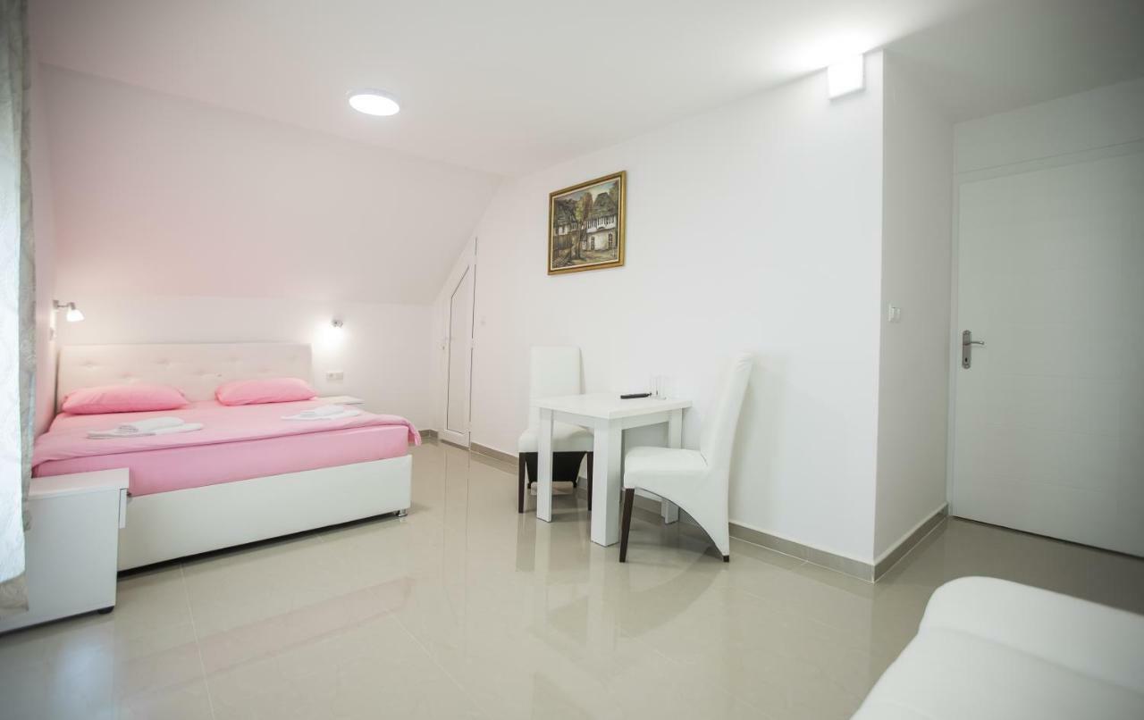 Pansion Kipovi Bed & Breakfast Tuzla Bagian luar foto